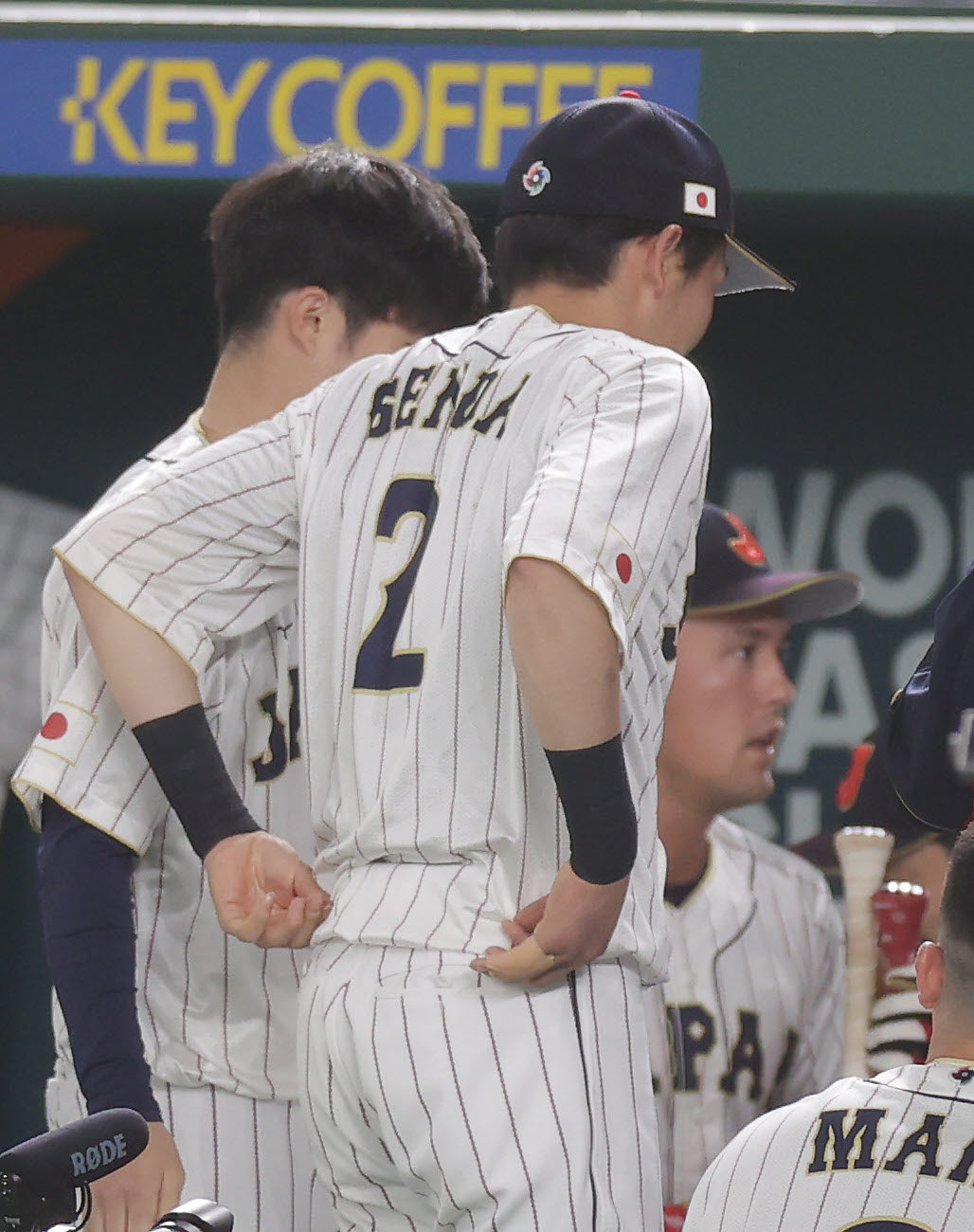 日本対チェコ　右手にテーピングする源田（撮影・前田充）