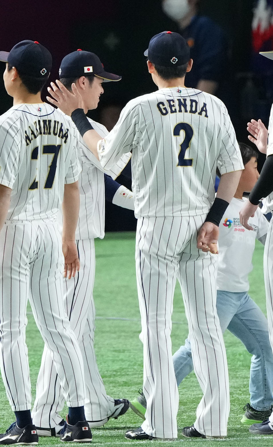 日本対チェコ　試合前セレモニーで中野（中央）の背中をポンとたたく源田（右）（撮影・横山健太）