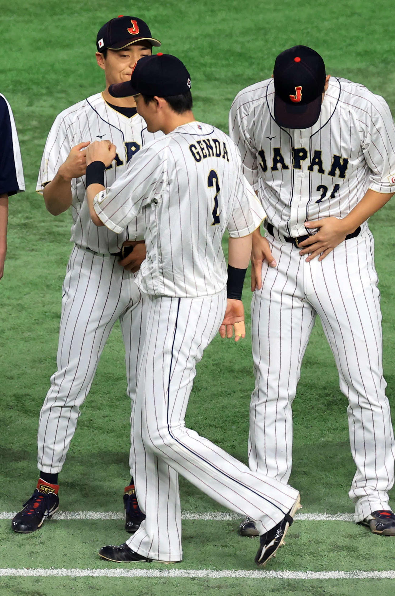 日本対チェコ　試合前セレモニーで、右手にテーピングして登場した源田（撮影・浅見桂子）