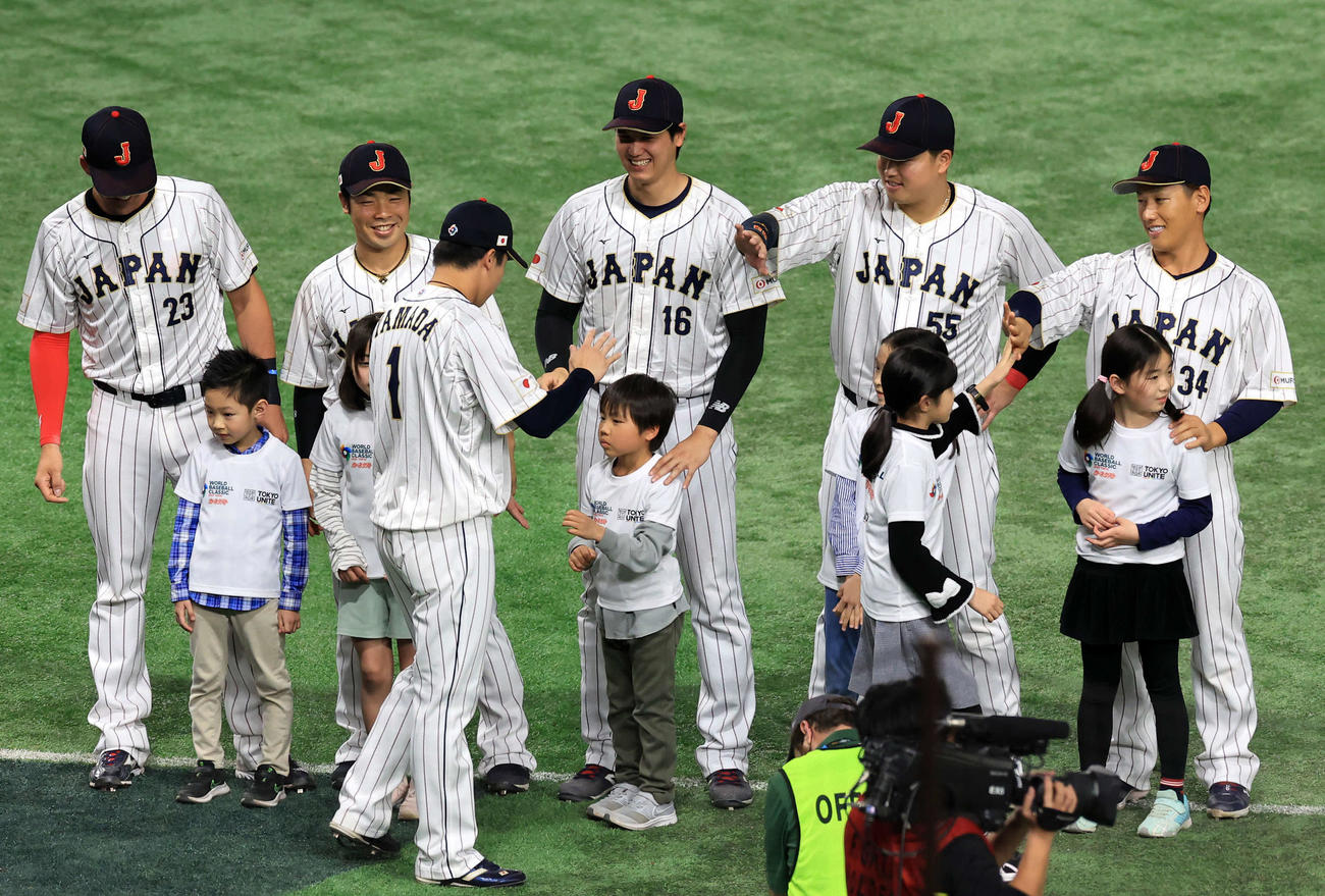 日本対チェコ　試合前セレモニーで、子どもたちを連れ、笑顔でハイタッチする大谷（中央）ら選手たち（撮影・浅見桂子）