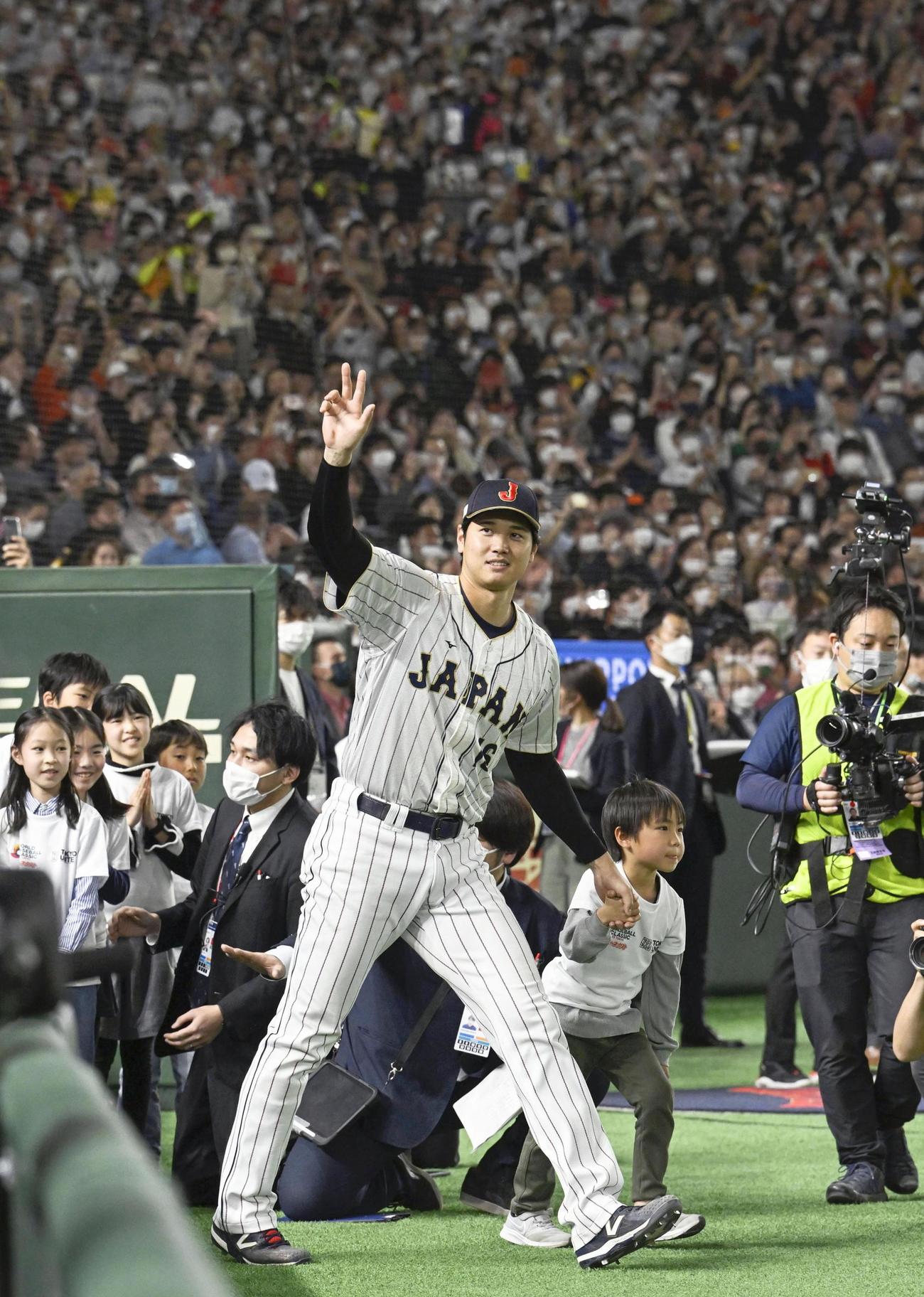 チェコ戦に臨む大谷翔平（共同）