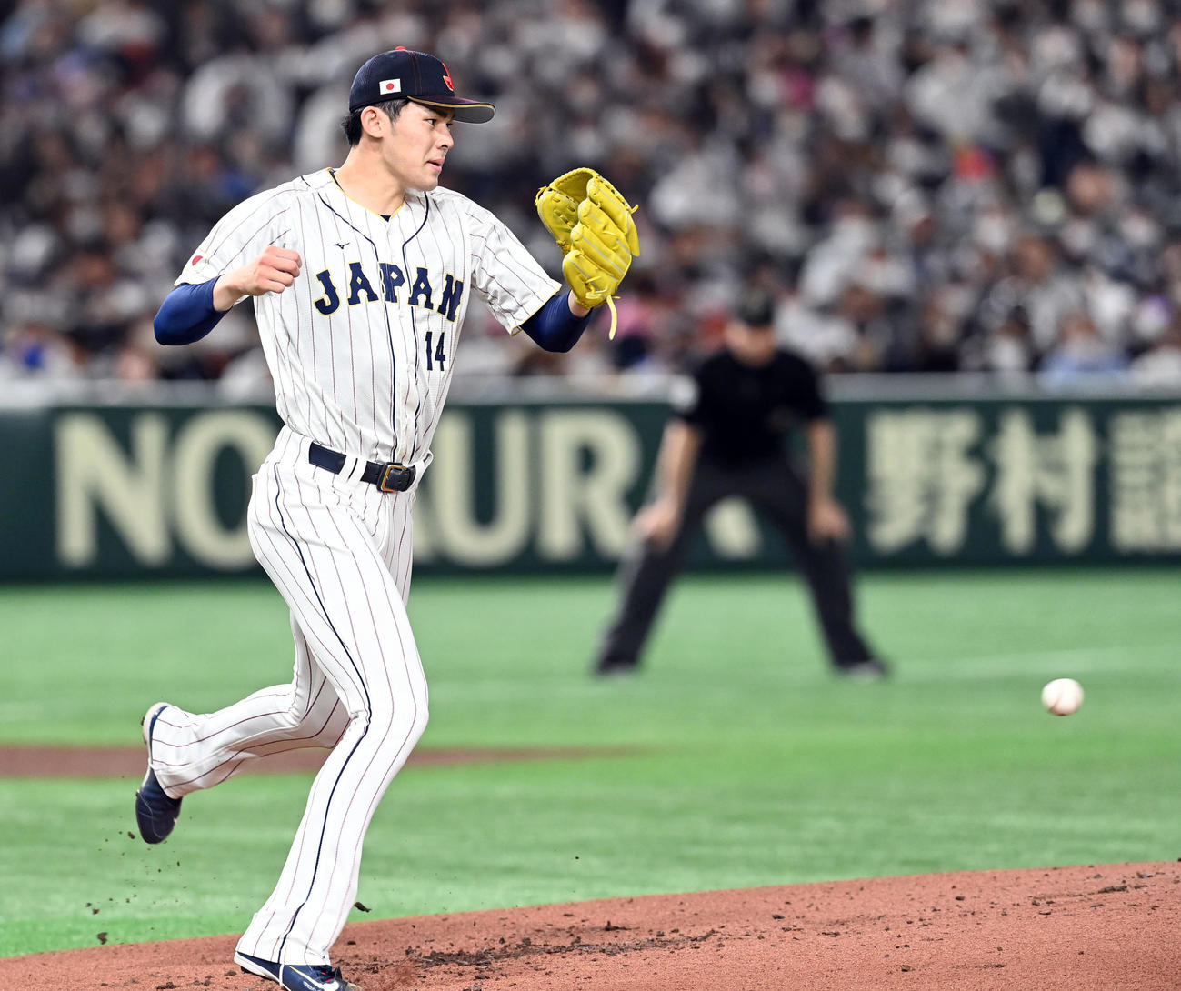 日本対チェコ　2回表チェコ2死、ハイトマルの遊ゴロに足を出す佐々木（撮影・たえ見朱実）