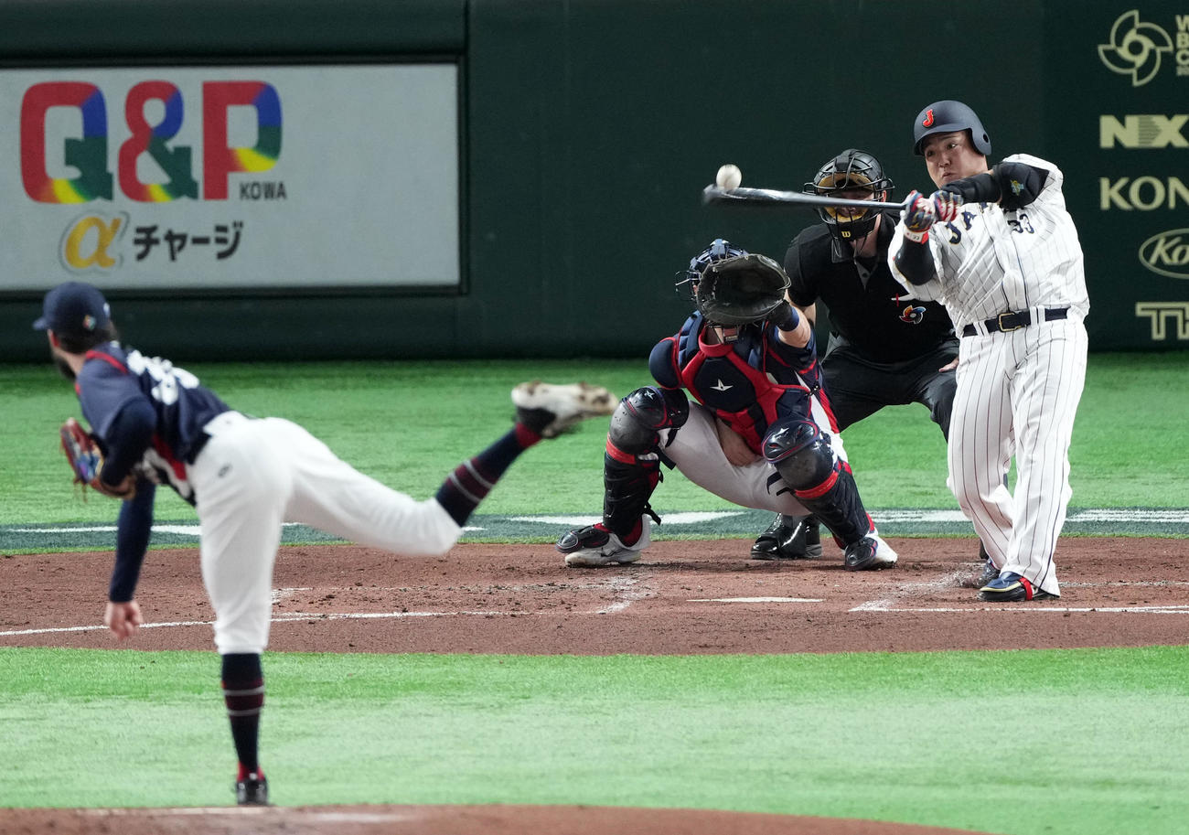 日本対チェコ　2回裏日本1死一、二塁、中前打を放つ山川（撮影・横山健太）