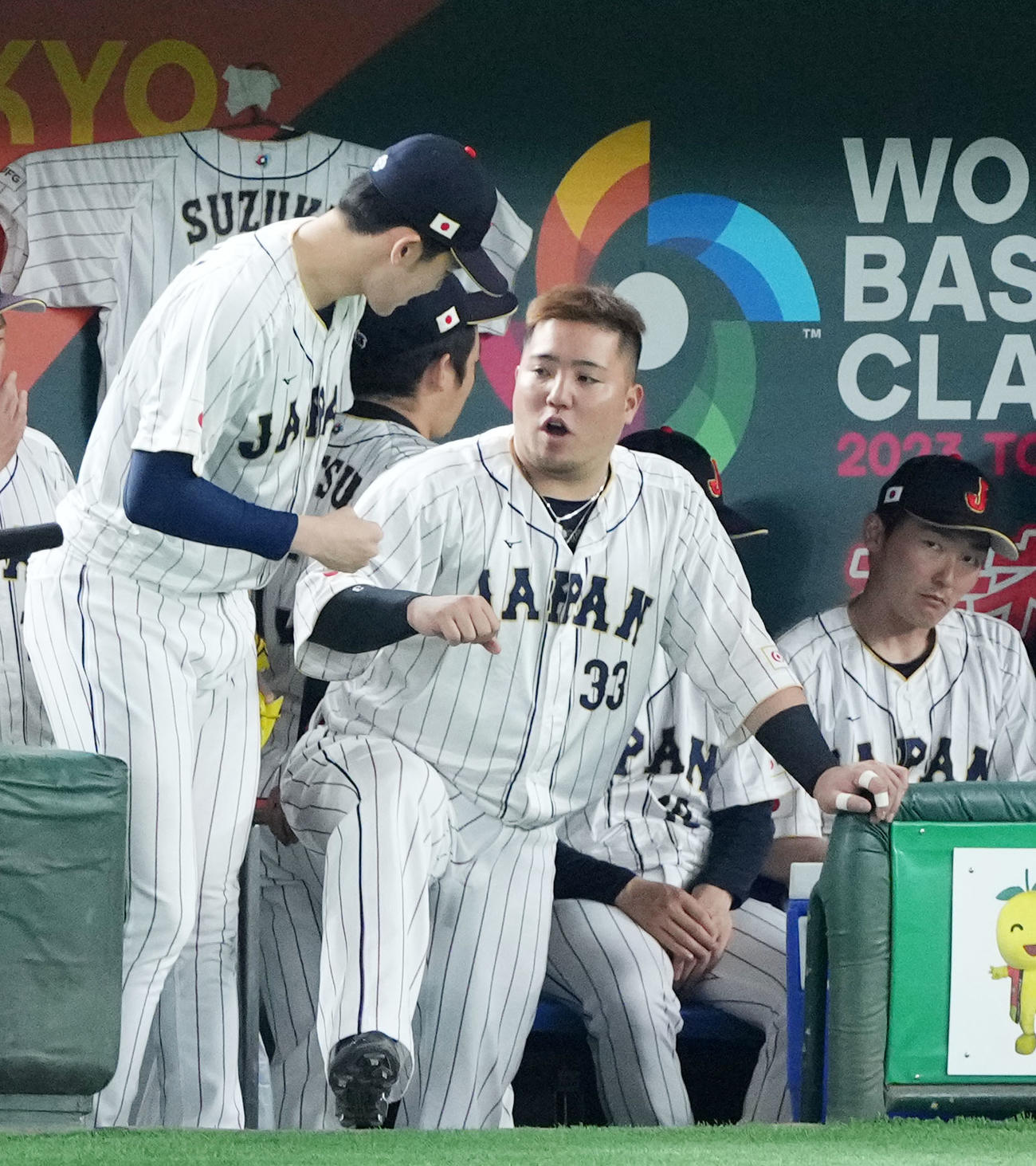 日本対チェコ　試合前、タッチを交わす佐々木朗（左）と山川（同2人目）（撮影・横山健太）