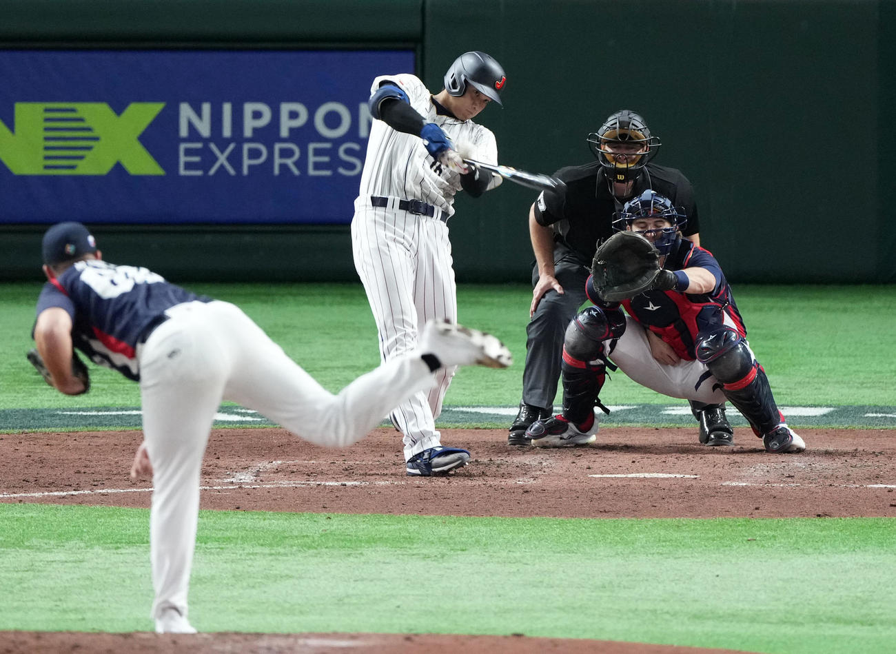 日本対チェコ　4回裏日本1死二塁、右越え適時二塁打を放つ大谷（撮影・横山健太）