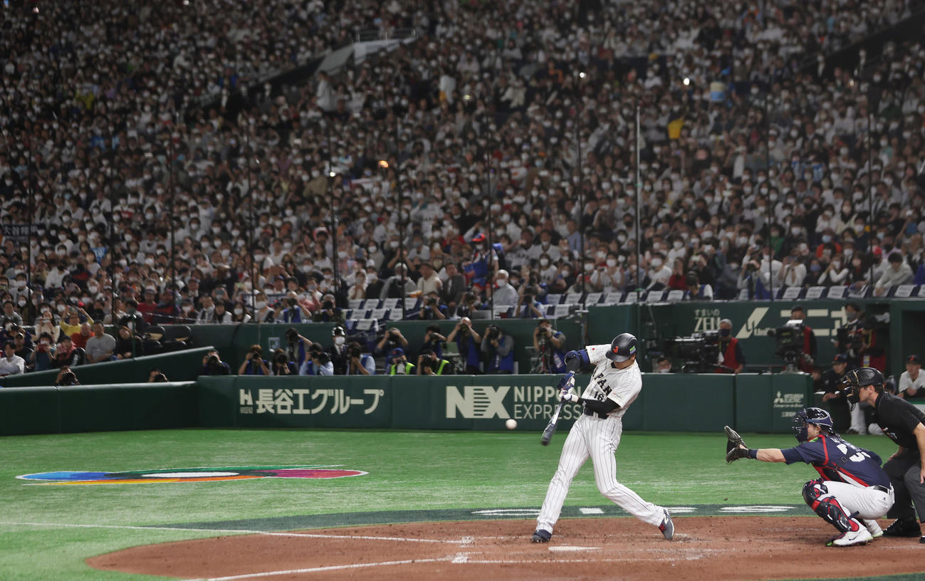 日本対チェコ　4回裏日本1死二塁、右適時二塁打を放つ大谷（撮影・前田充）