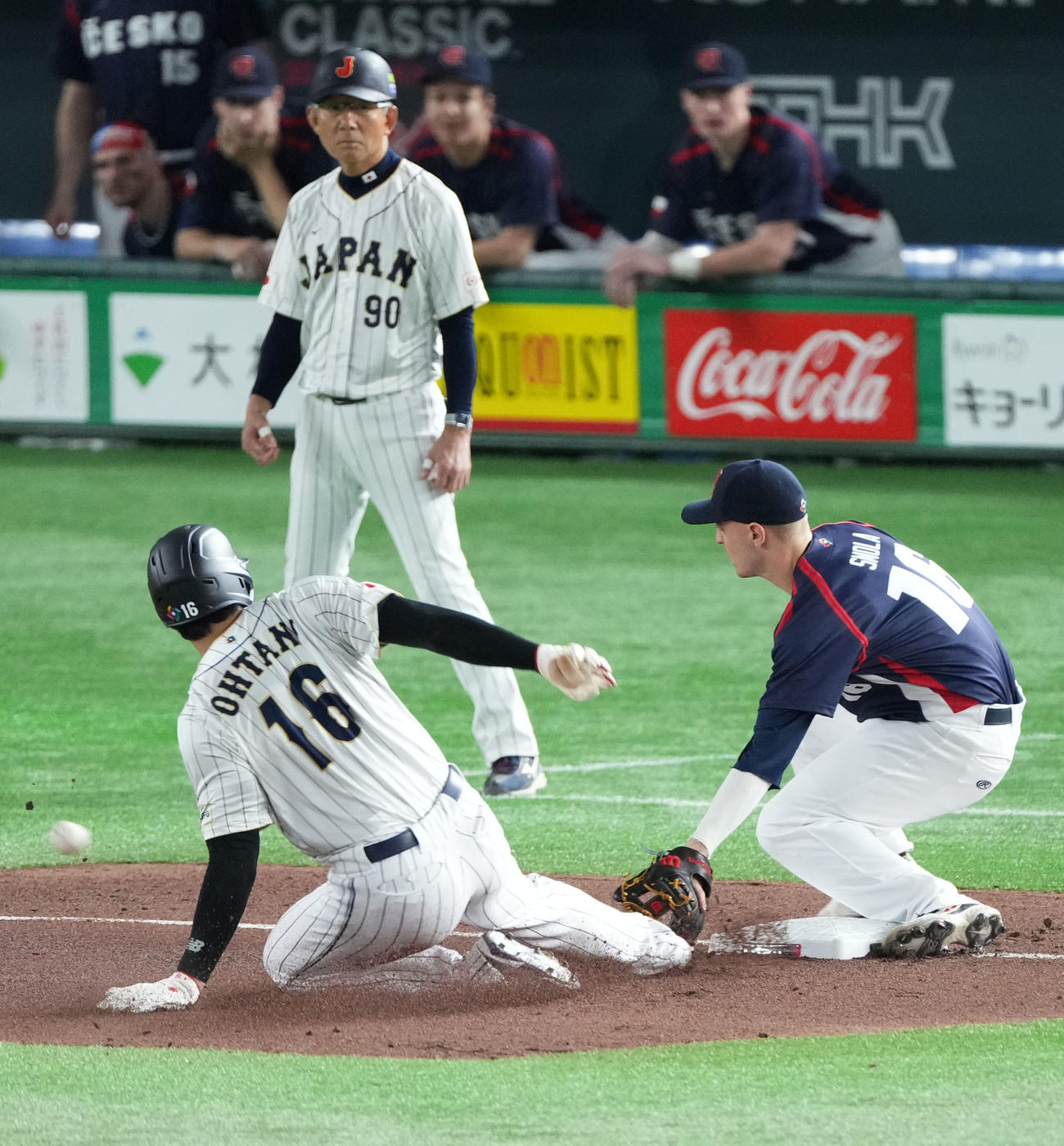 日本対チェコ　4回裏日本1死二塁、三盗を決める大谷（撮影・横山健太）