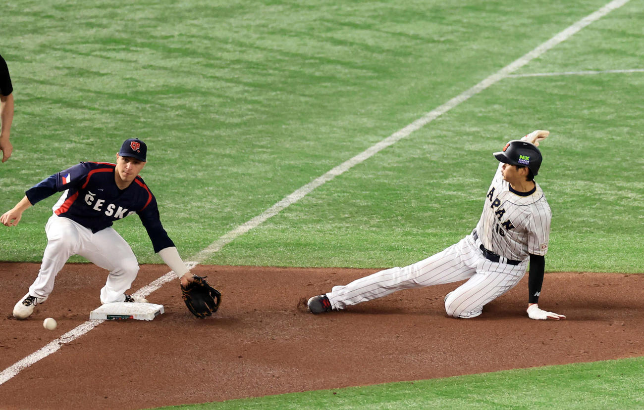 日本対チェコ　4回裏日本1死二塁、三塁盗塁を決める大谷（撮影・浅見桂子）