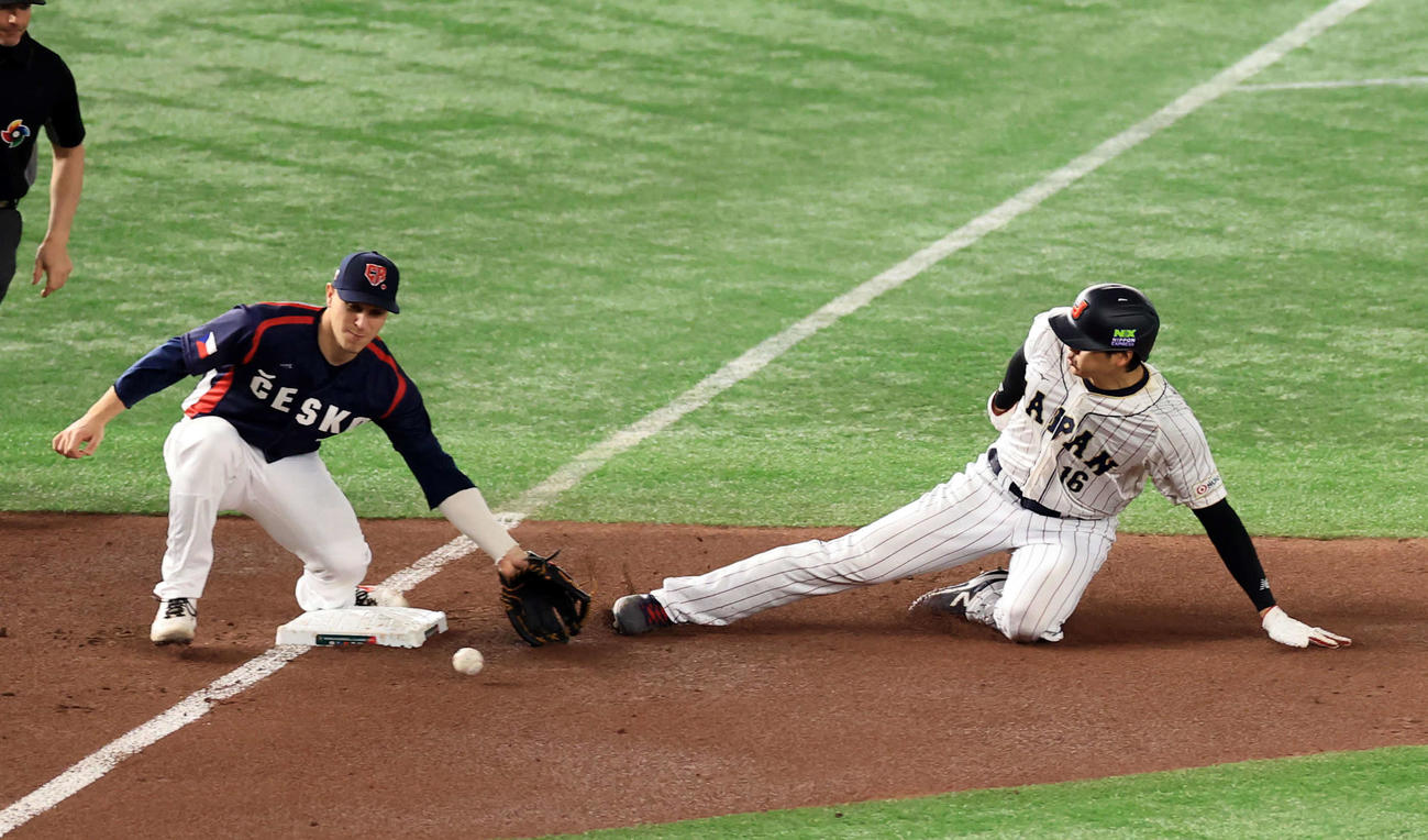 日本対チェコ　4回裏日本1死二塁、大谷は三塁盗塁成功（撮影・浅見桂子）