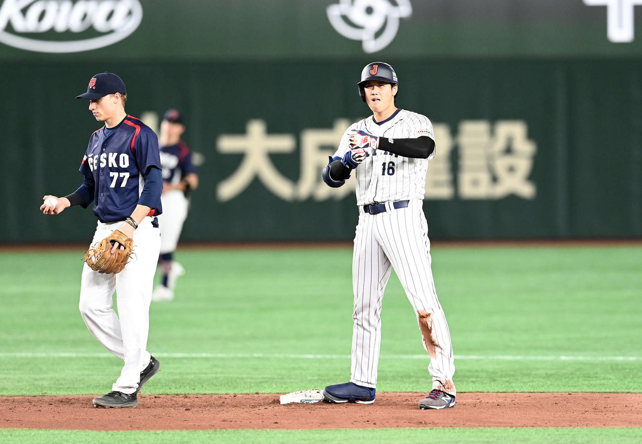 日本対チェコ　4回裏日本1死二塁、右前に適時二塁打を放ちペッパーミル・パフォーマンスを決める大谷（撮影・たえ見朱実）