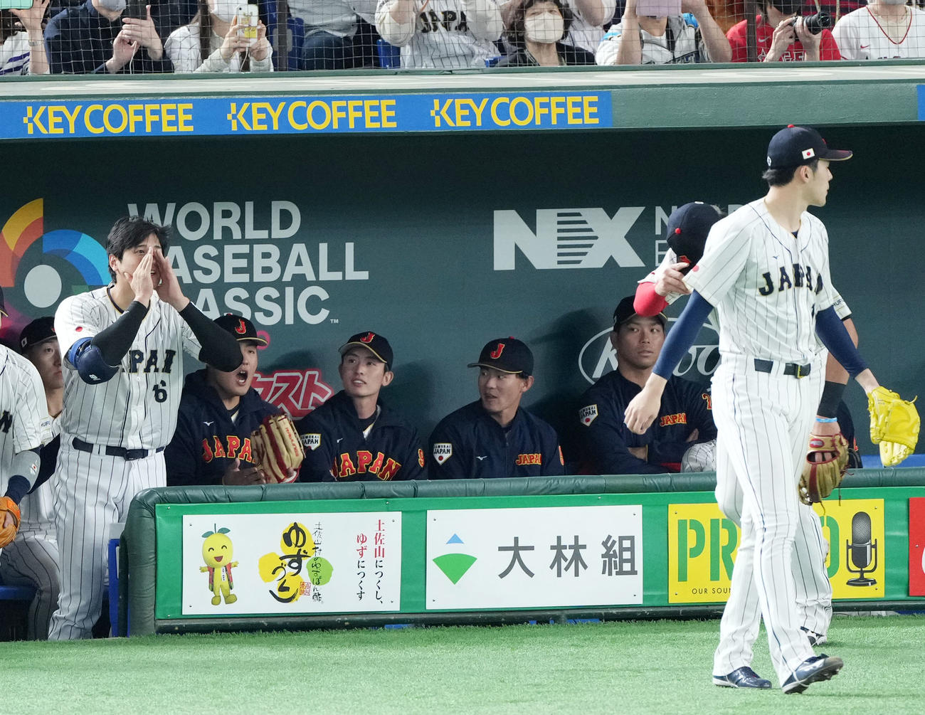 日本対チェコ　1回表開始前、マウンドへ向かう佐々木朗（右）に声をかける大谷（左）（撮影・横山健太）