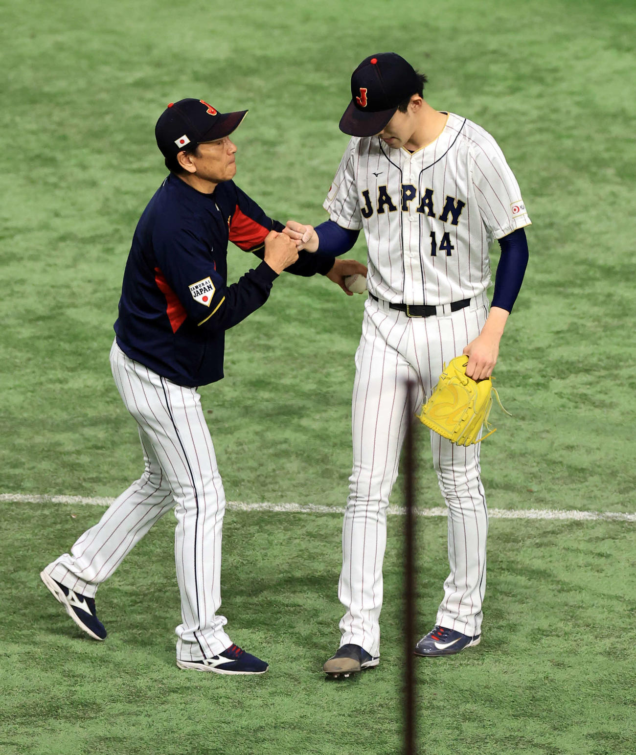 日本対チェコ　3回2／3を投げ8奪三振と好投した佐々木（右）は栗山監督とグータッチ（撮影・浅見桂子）