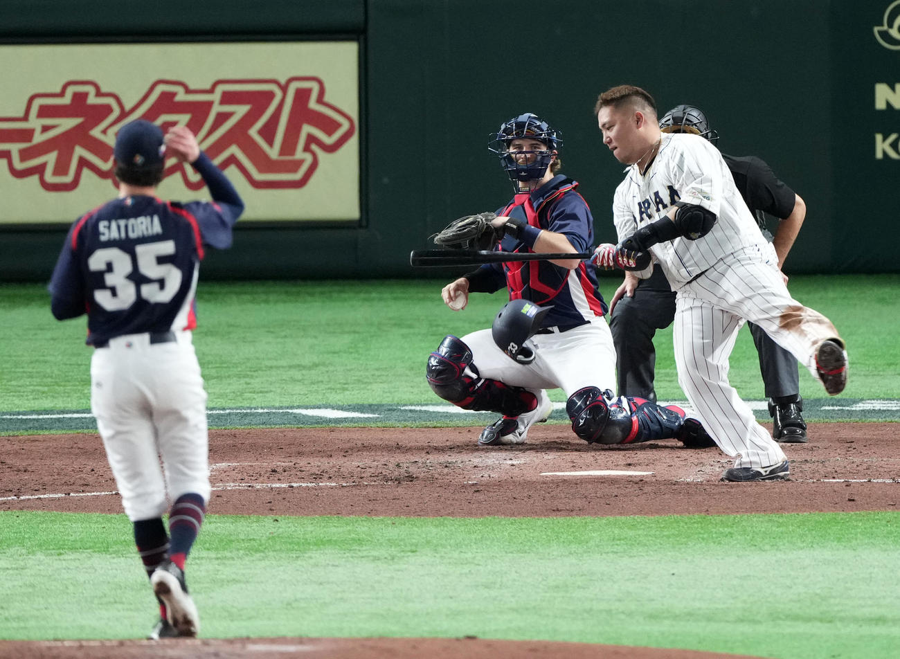 日本対チェコ　3回裏日本2死二塁、ヘルメットを飛ばしながら空振りをする山川（撮影・横山健太）