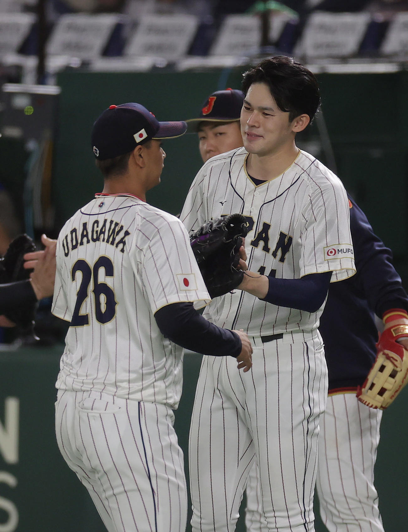 日本対チェコ　4回表を投げ終えた宇田川（左）を迎える佐々木（撮影・前田充）