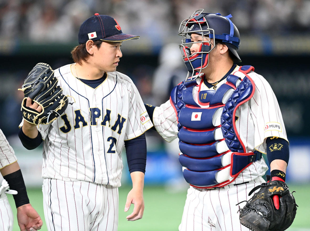 日本対チェコ　5回からマウンドに上がった宮城大弥は3回を投げ1失点。右は捕手の甲斐（撮影・たえ見朱実）