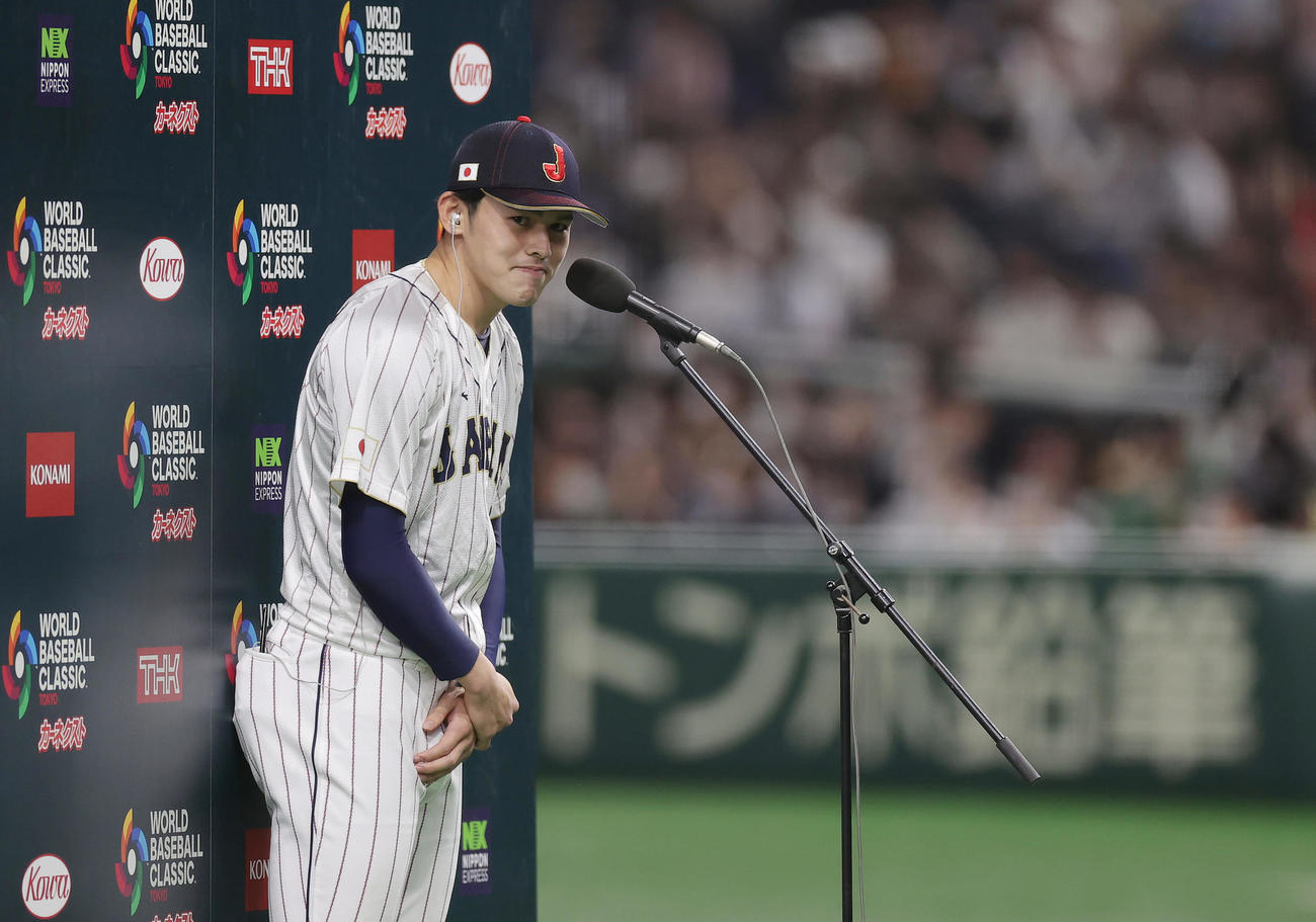 日本対チェコ　チェコに勝利し、お立ち台で笑顔を見せる佐々木（撮影・前田充）