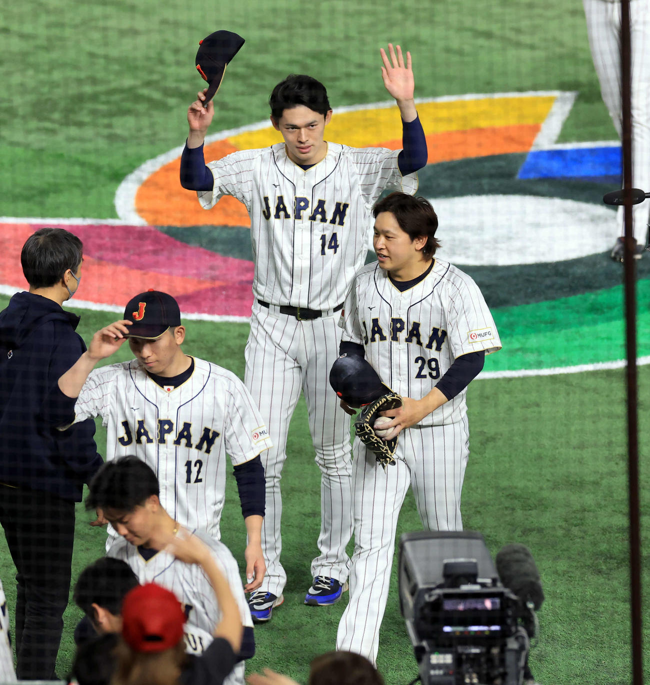 日本対チェコ　3連勝し、ファンに手を振る佐々木（中央）。右は宮城（撮影・浅見桂子）
