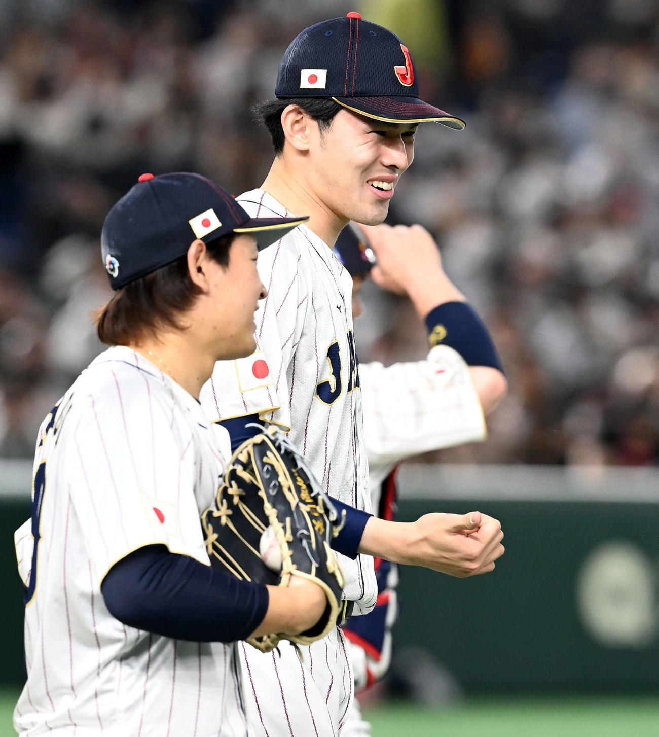 日本対チェコ　チェコに勝利し笑顔を見せる佐々木。左は宮城（撮影・たえ見朱実）