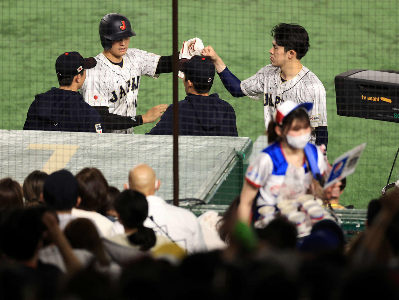 日本対チェコ　4回裏日本1死一、三塁、吉田の犠飛で生還した大谷（左）は佐々木とグータッチ（撮影・浅見桂子）