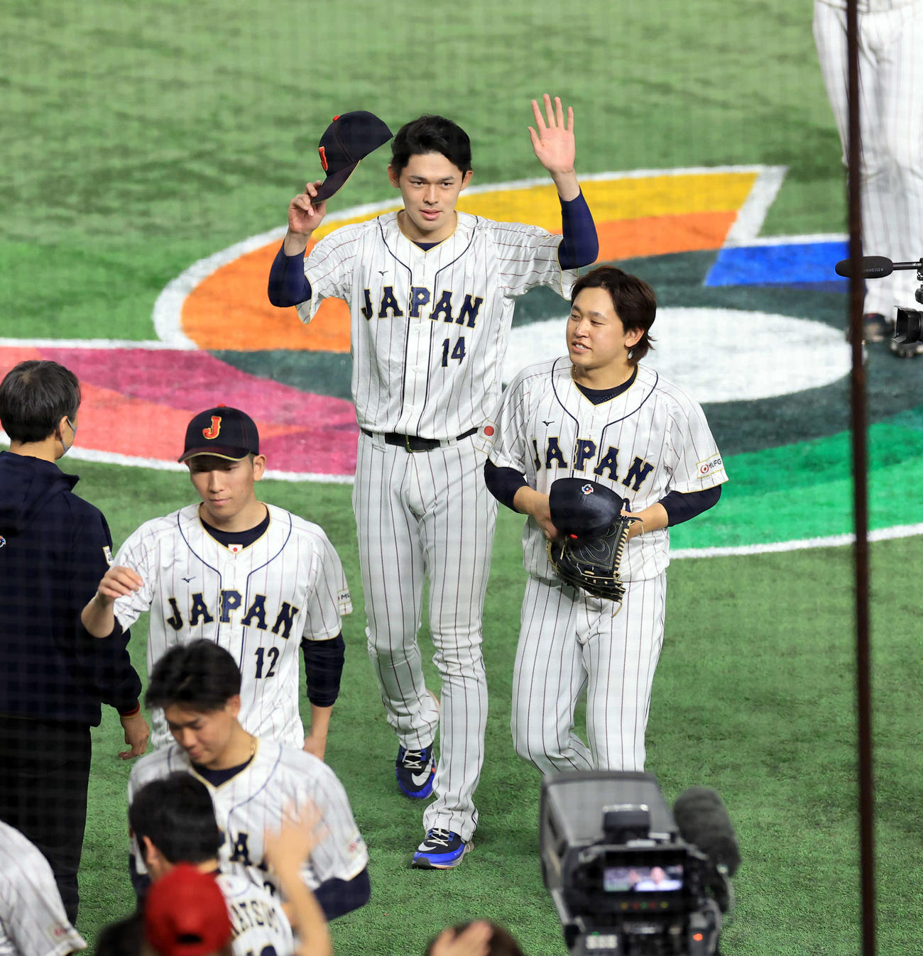 日本対チェコ　3連勝し、ファンに手を振る佐々木（中央）。右は宮城（撮影・浅見桂子）