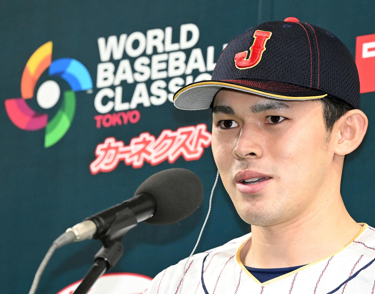 日本対チェコ　お立ち台で笑顔を見せる佐々木（撮影・たえ見朱実）