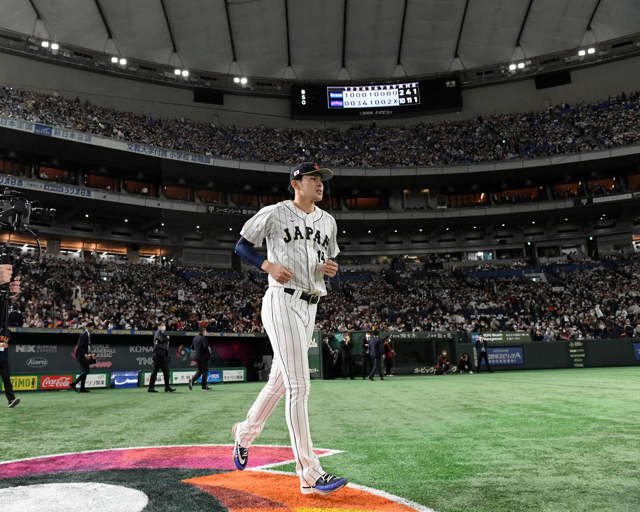 日本対チェコ　チェコに勝利しファンの大声援を受けお立ち台に向かう佐々木（撮影・たえ見朱実）