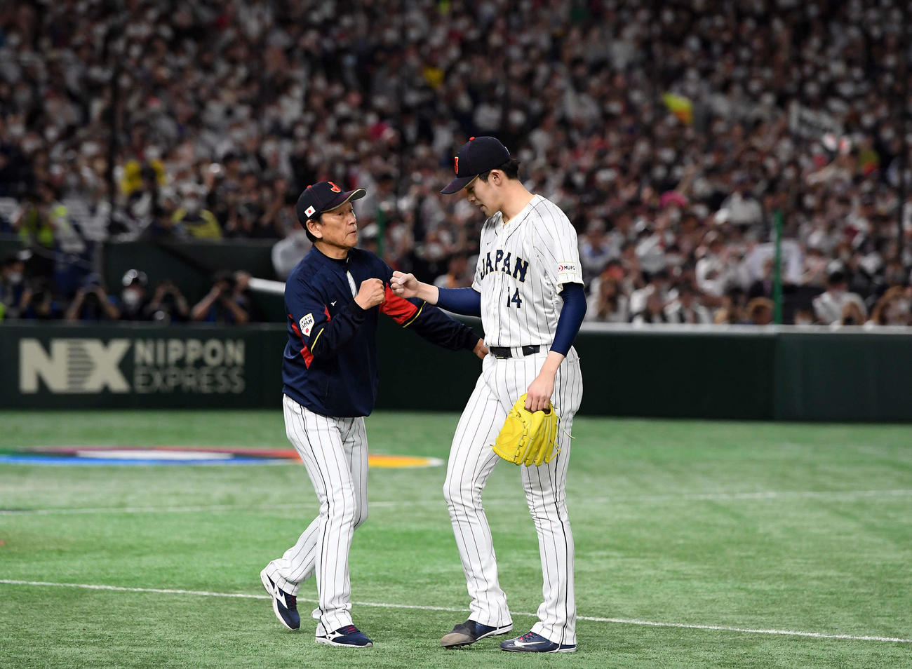 日本対チェコ　4回途中8奪三振でマウンドを降りた佐々木は、出迎えた栗山監督とグータッチ（撮影・たえ見朱実）