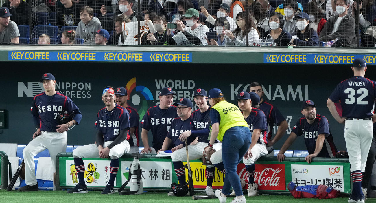 日本対チェコ　日本に敗れ佐々木朗のヒーローインタビューをベンチから眺めるチェコナイン（撮影・横山健太）