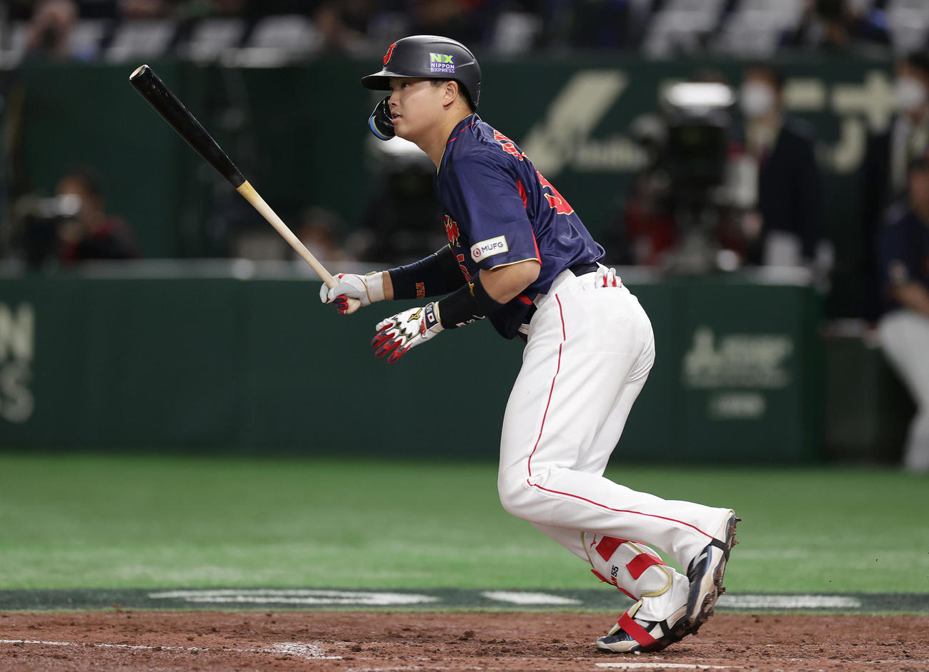 日本対オーストラリア　6回表日本1死、左前打を放つ村上（撮影・前田充）