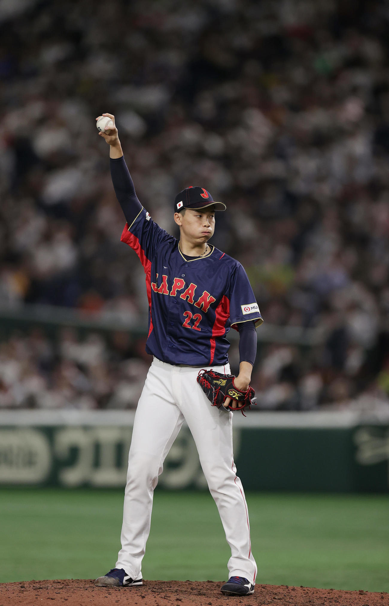 日本対オーストラリア　8回裏、投球前に腕を高く上げる日本4番手の湯浅（撮影・前田充）