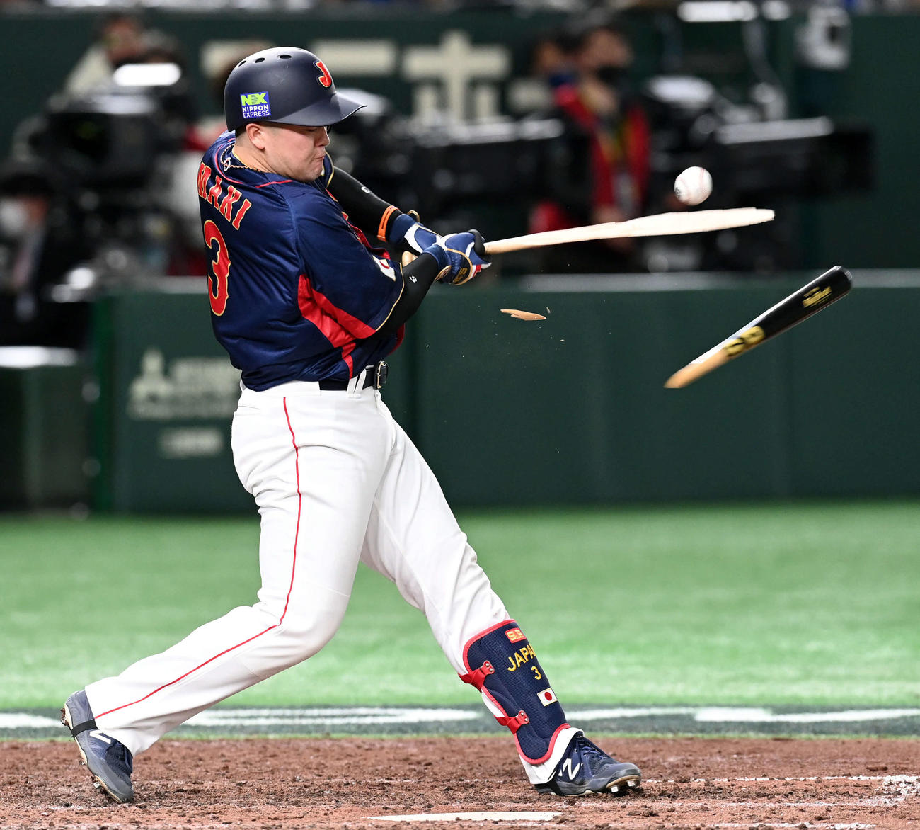 日本対オーストラリア　9回表日本無死、バットをへし折られながら遊撃内野安打を放つ牧（撮影・たえ見朱実）