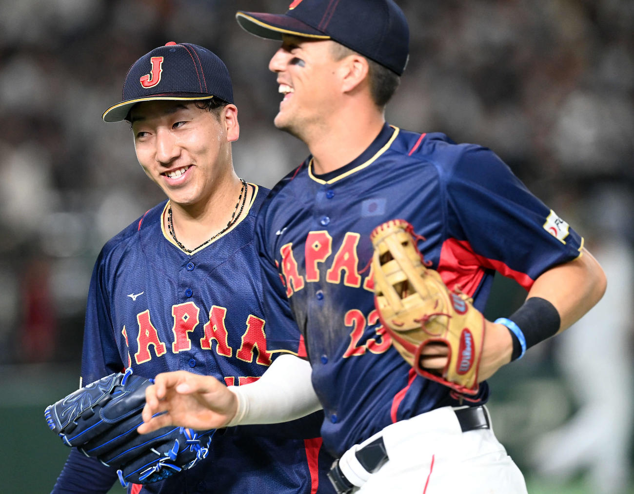 日本対オーストラリア　7回からマウンドに上がり無失点に抑えた大勢は、ヌートバー（右）と笑顔を見せる（撮影・たえ見朱実）