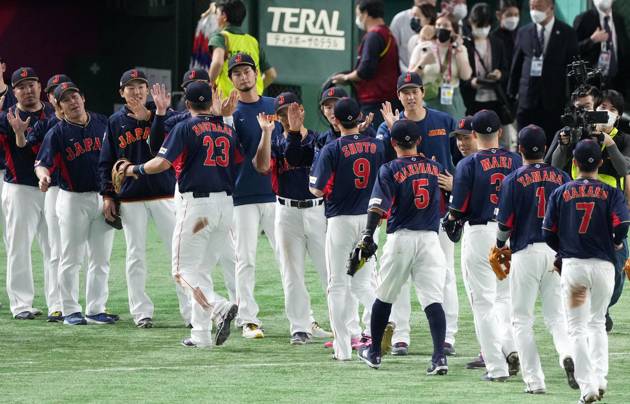 日本対オーストラリア　オーストラリアに勝利しタッチを交わす日本ナイン（撮影・横山健太）