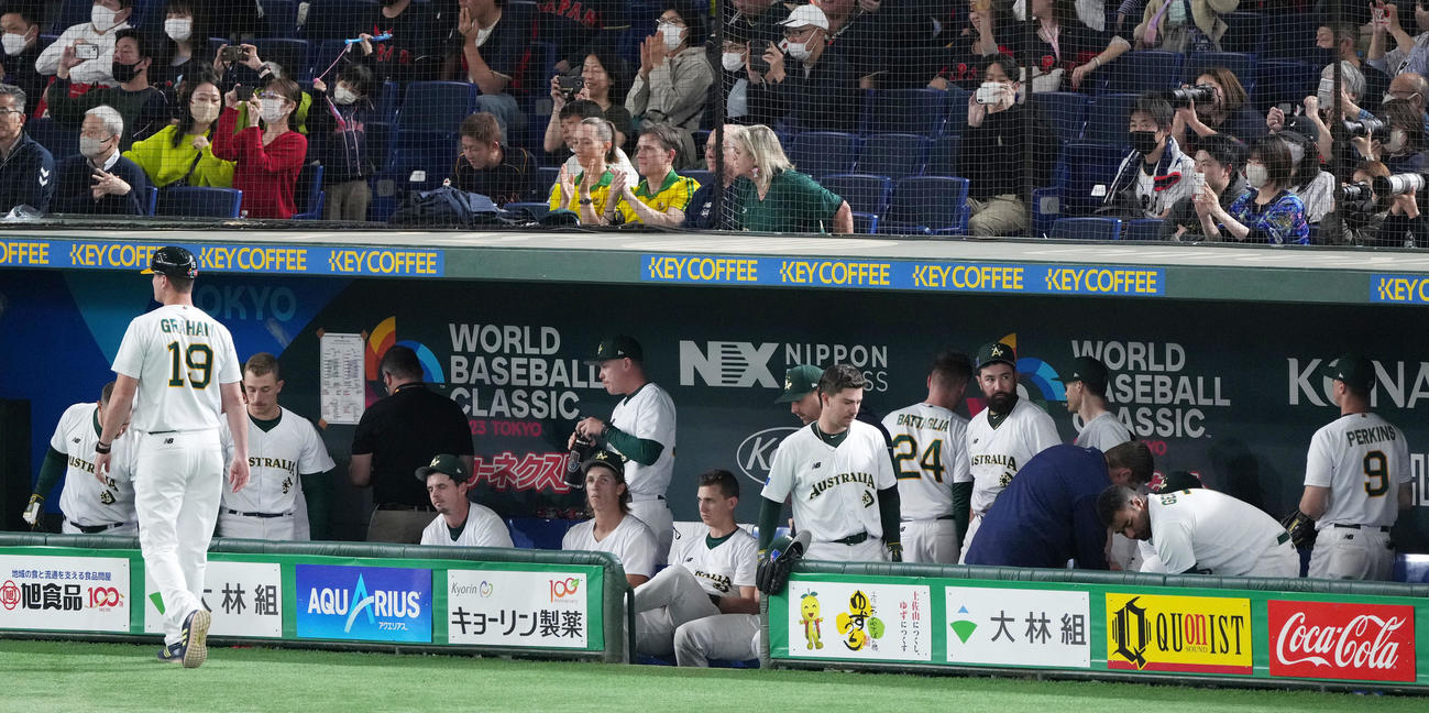 日本対オーストラリア　日本に敗れ引き揚げるオーストラリアナイン（撮影・横山健太）