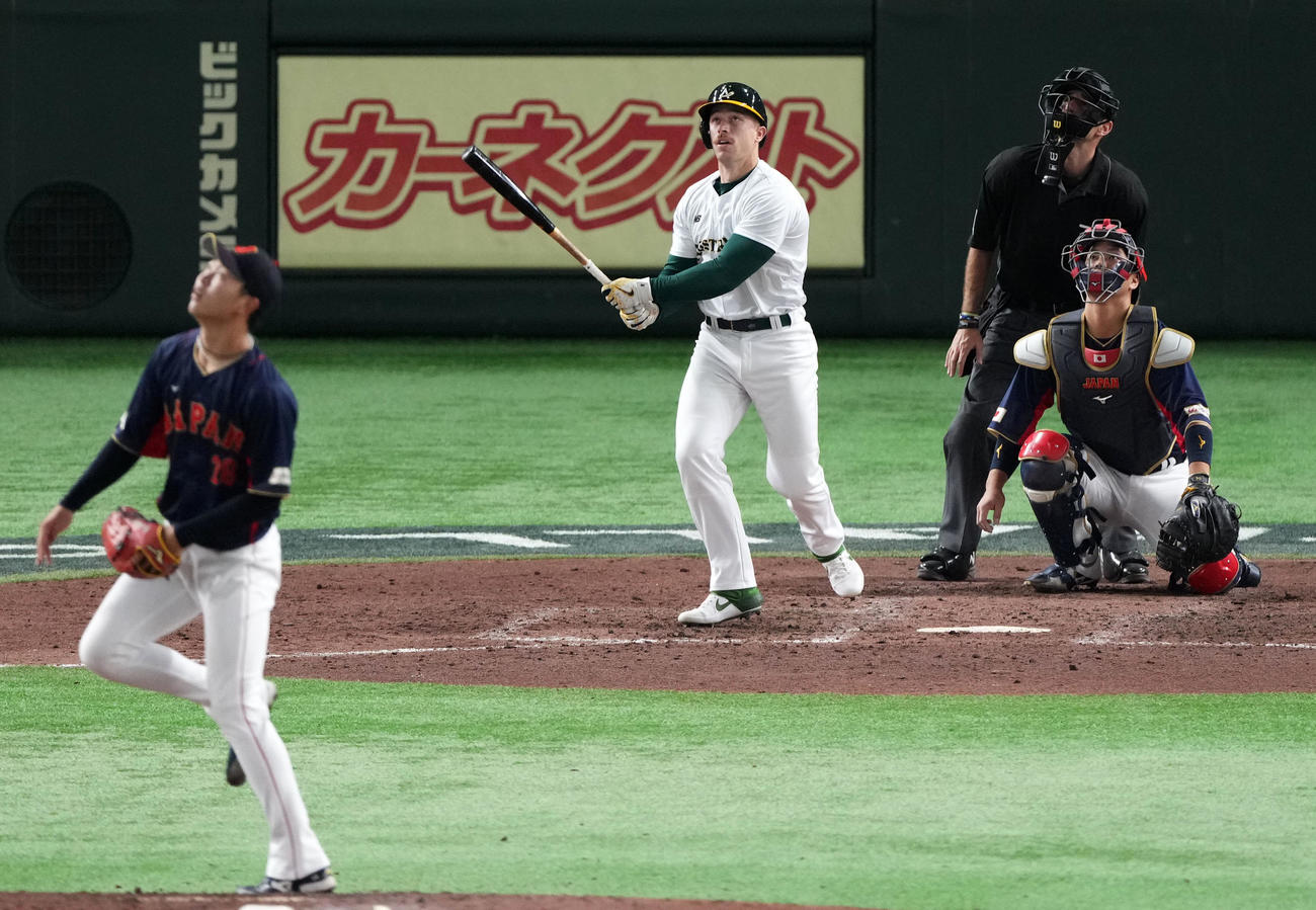 日本対オーストラリア　9回裏オーストラリア無死、右中間へ本塁打を放つA．ホール（撮影・横山健太）