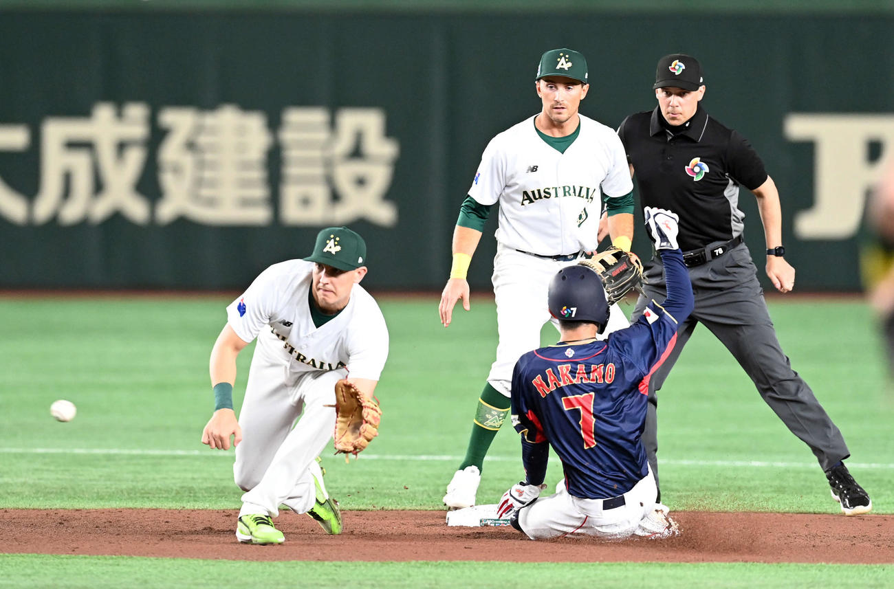 日本対オーストラリア　2回表日本無死一塁、二盗を決める中野（撮影・たえ見朱実）