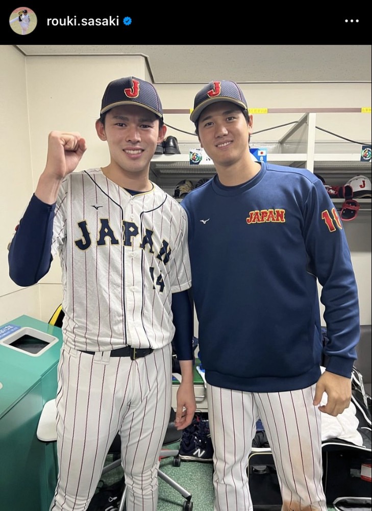 チェコ戦で勝利投手となり、侍ジャパン大谷との2ショット写真を自身のインスタグラムに投稿した佐々木（スクリーンショット）