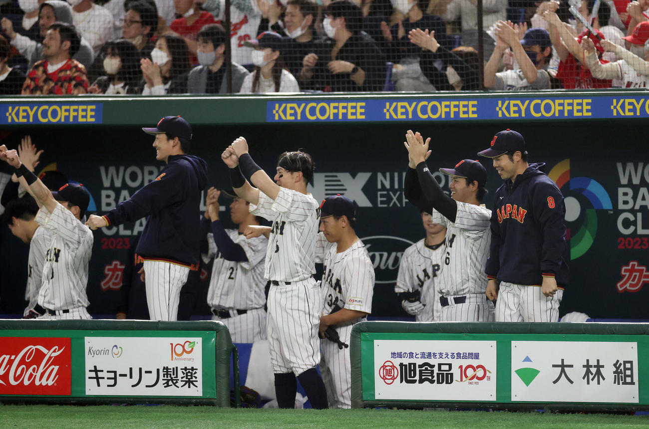日本対チェコ　8回裏日本無死、村上が右前打を放ち、ベンチで喜ぶ日本ナイン（撮影・前田充）
