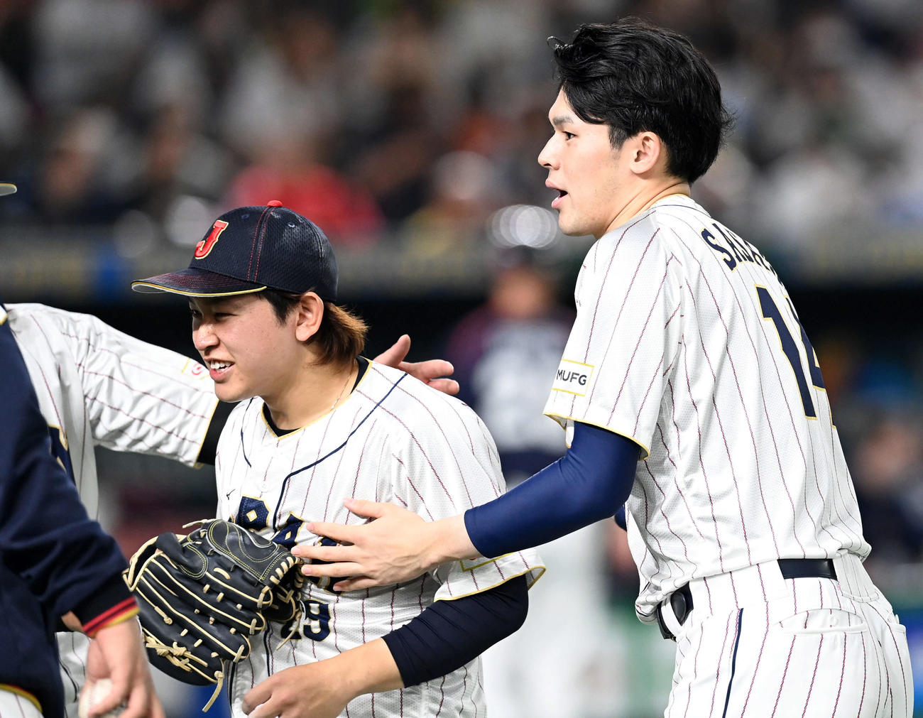 5回からマウンドに上がった宮城（左）を迎える佐々木（撮影・たえ見朱実）