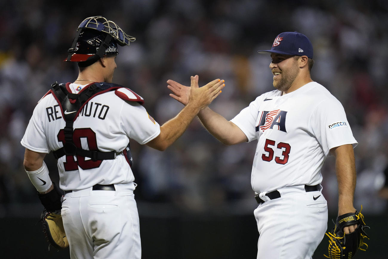 英国に勝利しタッチをかわす米国バッテリー（AP）