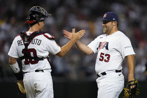 英国に勝利しタッチをかわす米国バッテリー（AP）