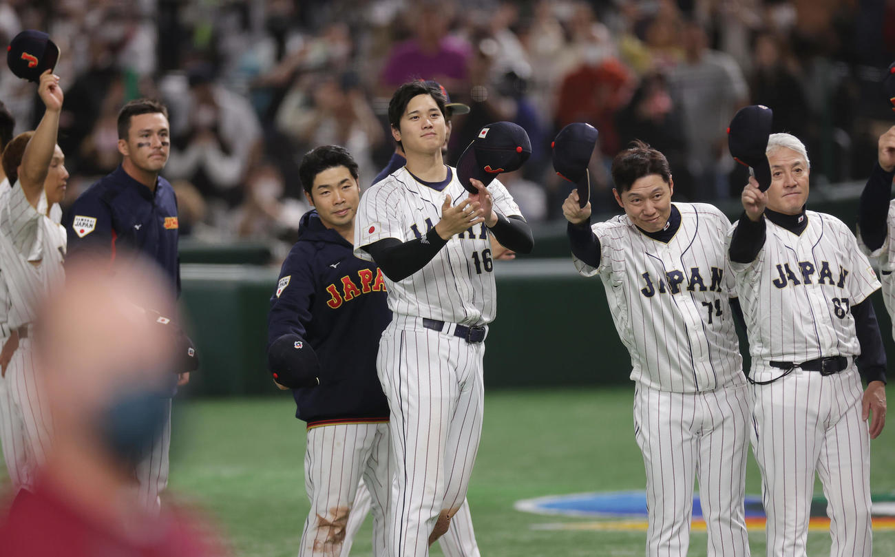 敗れたチェコに拍手を送る大谷翔平（中央）ら（2023年3月11日撮影）