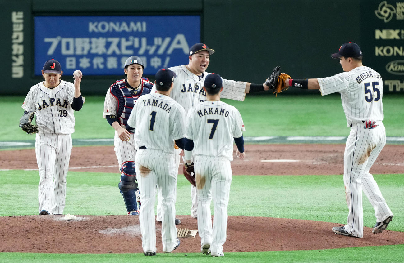 日本対チェコ　チェコに勝利し、ウイニングボーを手に笑顔を見せる宮城（左端）（撮影・横山健太）
