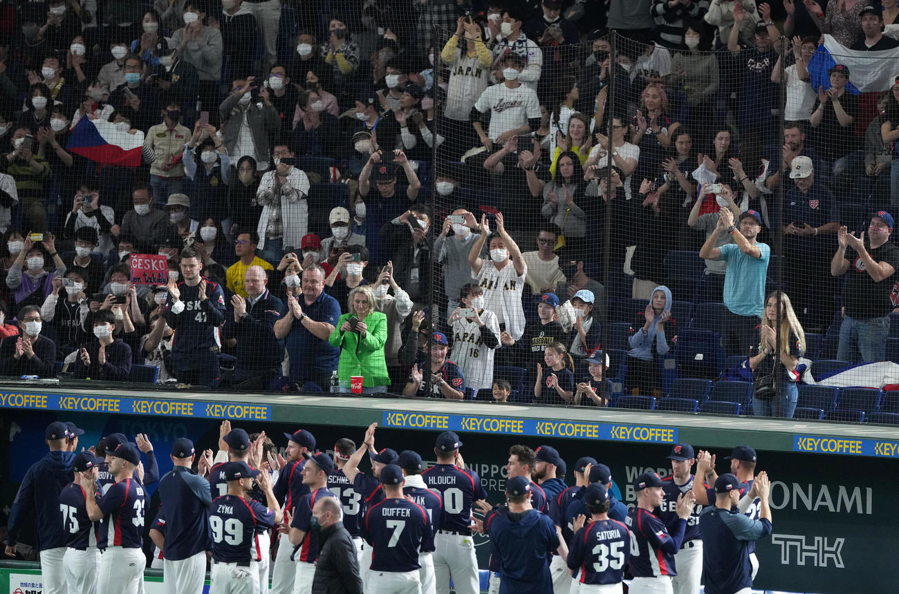 チェコ対韓国　試合に敗れ声援に応えるチェコナイン（撮影・横山健太）