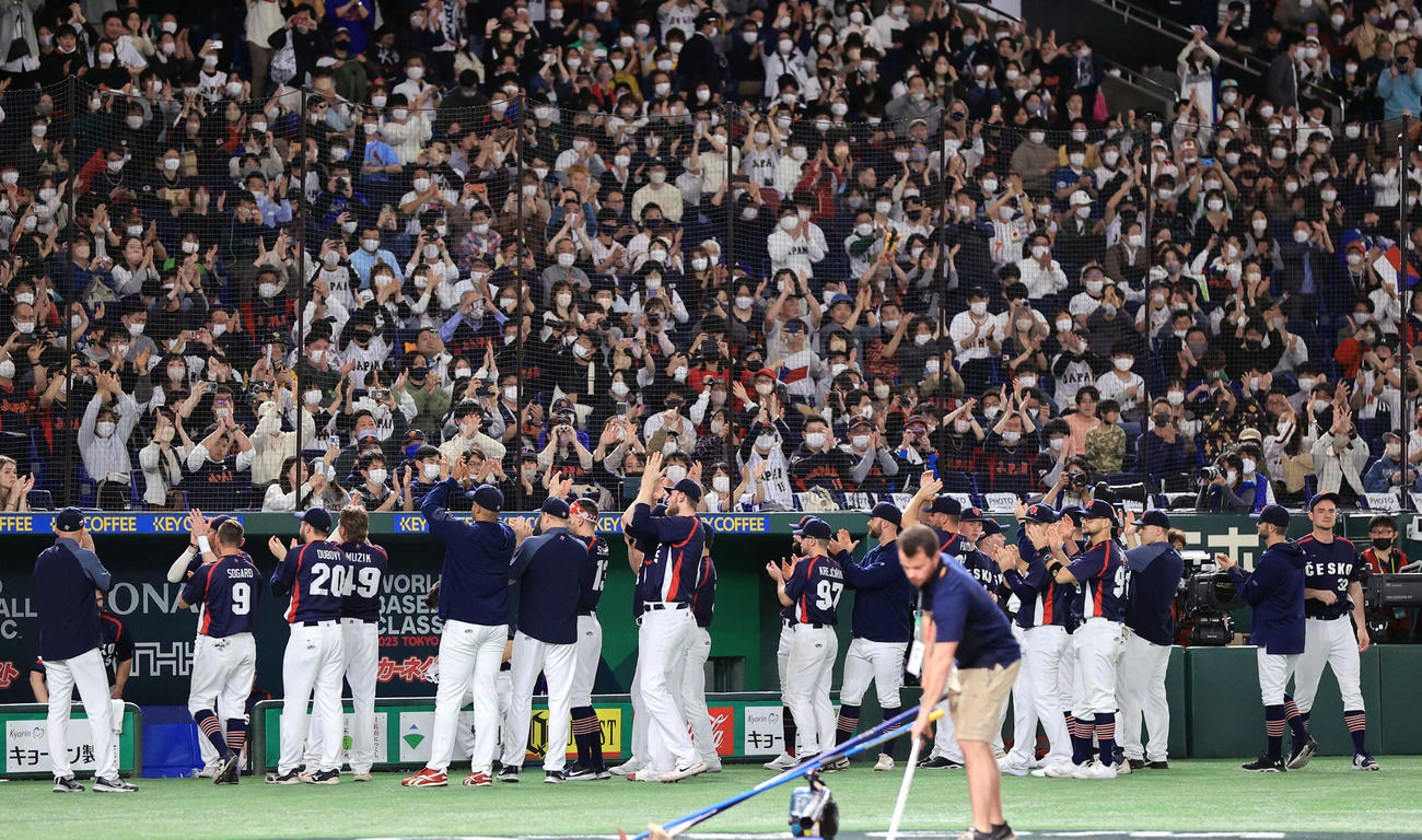 韓国対チェコ　敗れたチェコの選手たちだが、スタンドの声援に拍手を送る（撮影・浅見桂子）