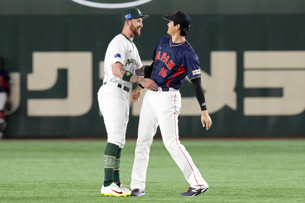 試合前にオーストラリアのホワイトフィールド（左）と握手＆ハグを交わす大谷翔平（AP）