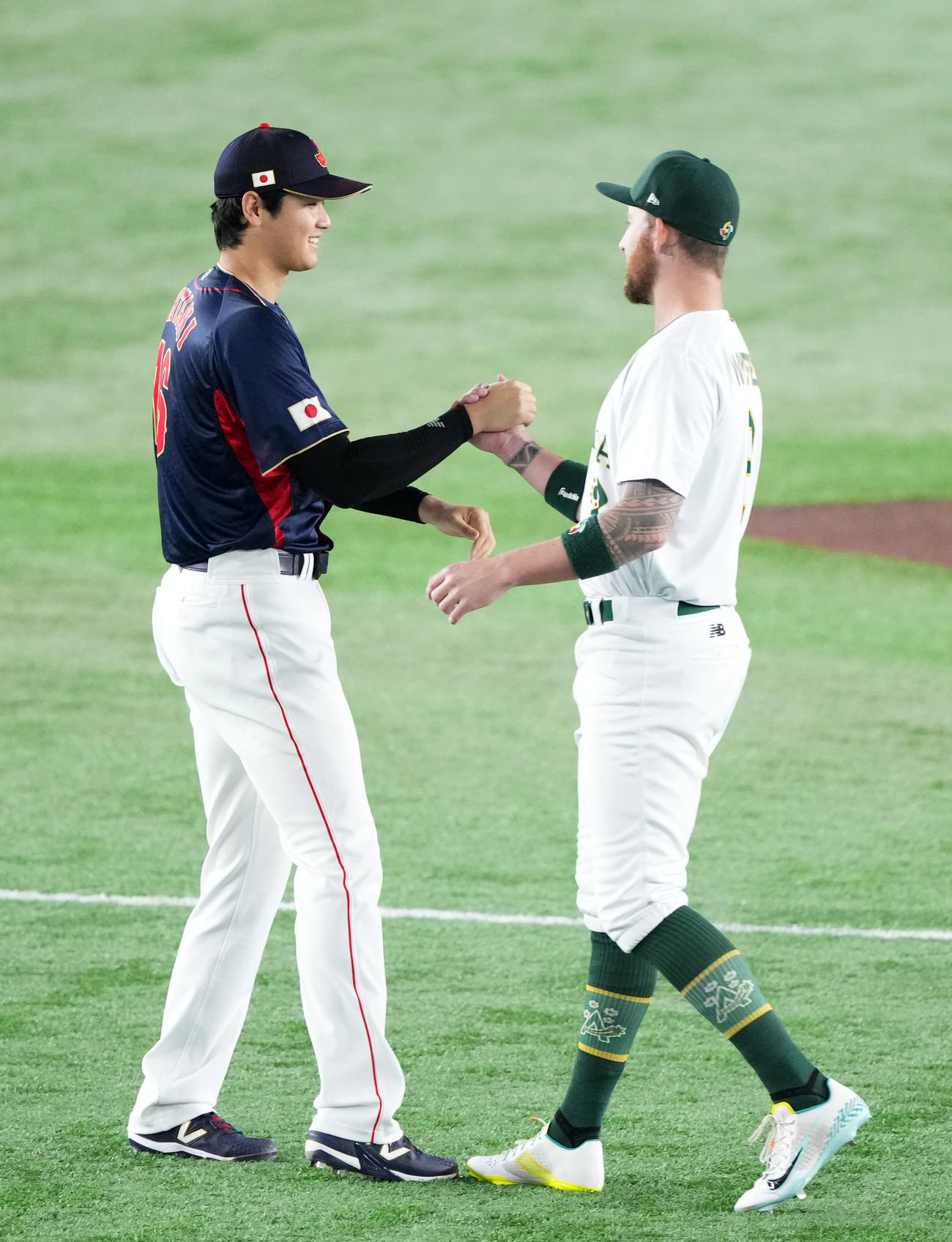 日本対オーストラリア　あいさつを交わす大谷（左）とホワイトフィールド（撮影・横山健太）