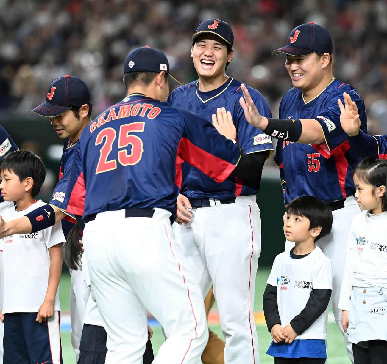 日本対オーストラリア　オープニングセレモニーで笑顔を見せる大谷翔平（中央）と村上（撮影・たえ見朱実）