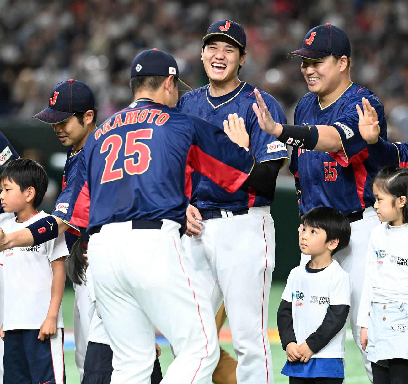 日本対オーストラリア　オープニングセレモニーで笑顔を見せる大谷（中央）と村上（撮影・たえ見朱実）