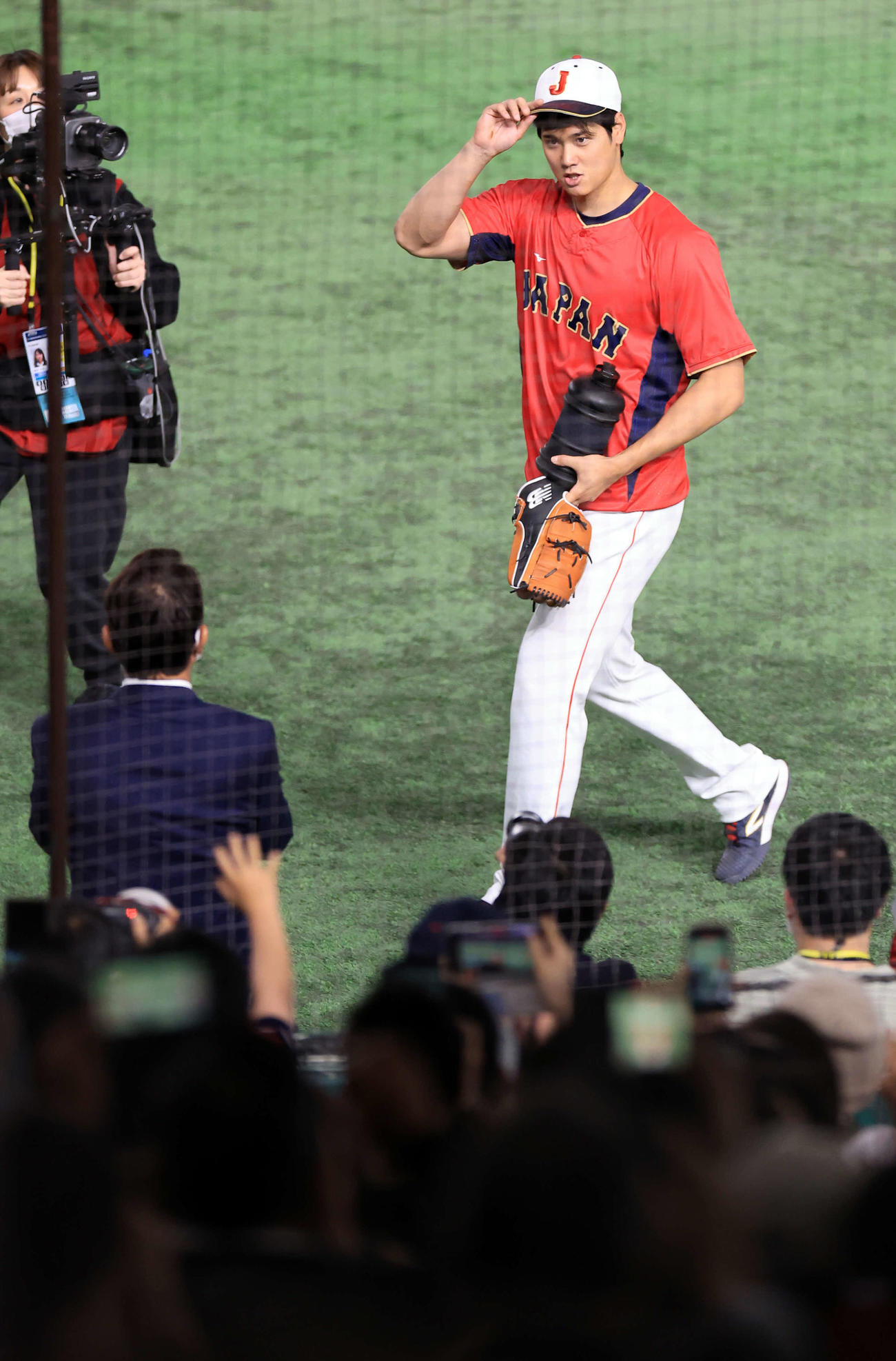 日本対オーストラリア　試合前練習を終えて、解説者にあいさつする大谷（撮影・浅見桂子）